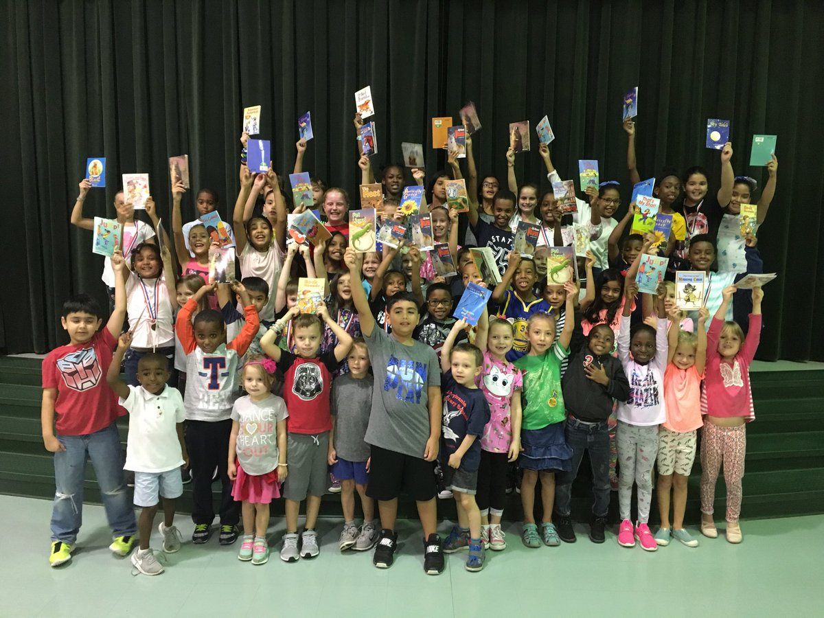 lees_eagles's tweet photo. We are so proud of these students who participated in the Summer Reading Program! They had a blast celebrating 😎 https://t.co/n6FdFIwSaG