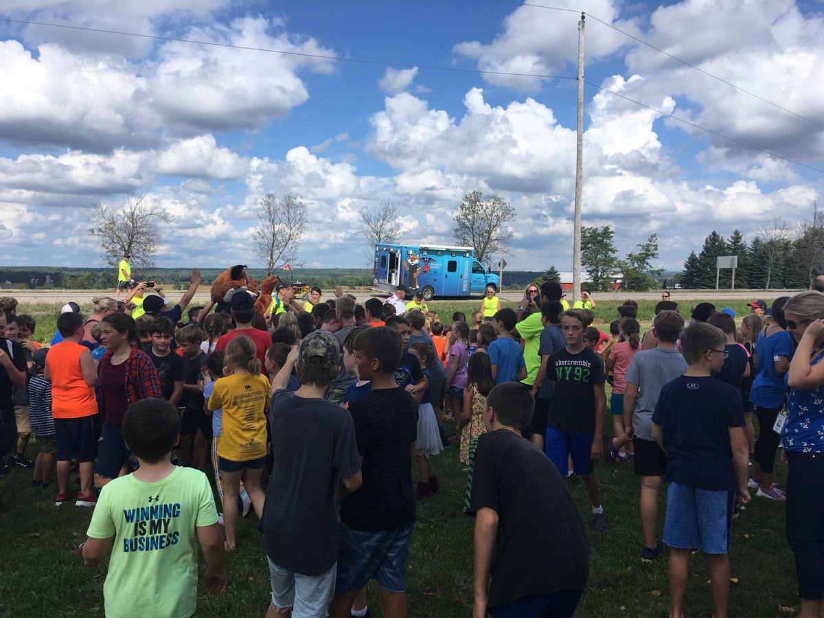 Kindie146's tweet image. The whole school showed up to support the paramedics fundraising for the cardiac ❤️ unit at RVH today! #communitycheer @Minesingtweets