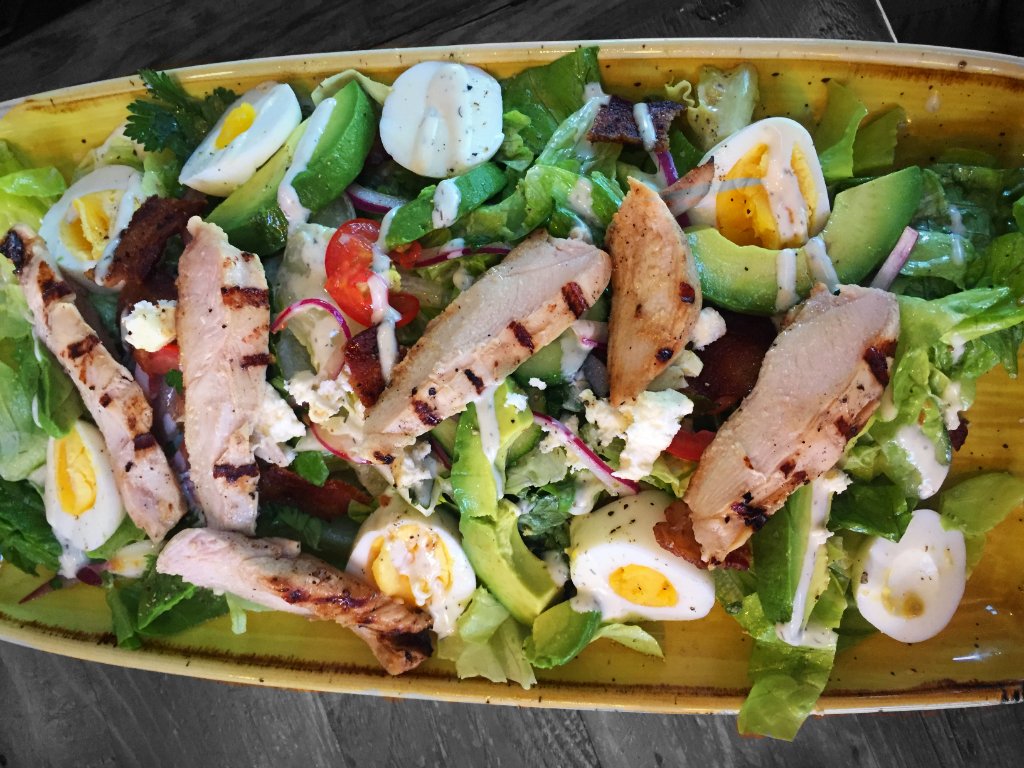 If you're going to salad, make that color pop. #AllMyLadiesPopYourSaladLikeThis #SaladRight #SaladGood #EatThatSaladJustLikeYouShould