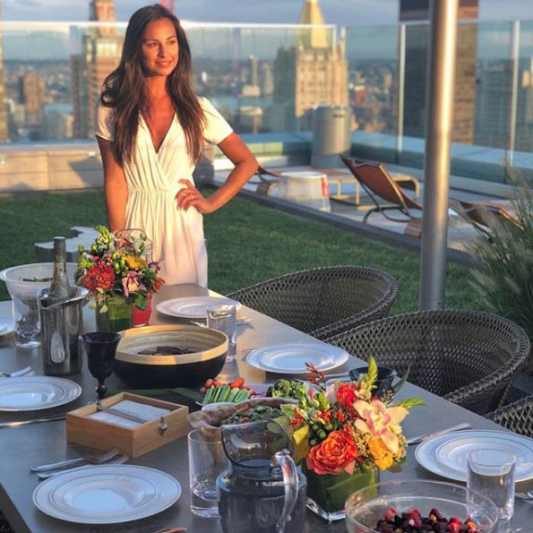 Dinner parties just got better. Treat your guests to an evening of unparalleled views of the Manhattan skyline. #eosnomad
#lovewhereyoulive 📷: @talisabauer