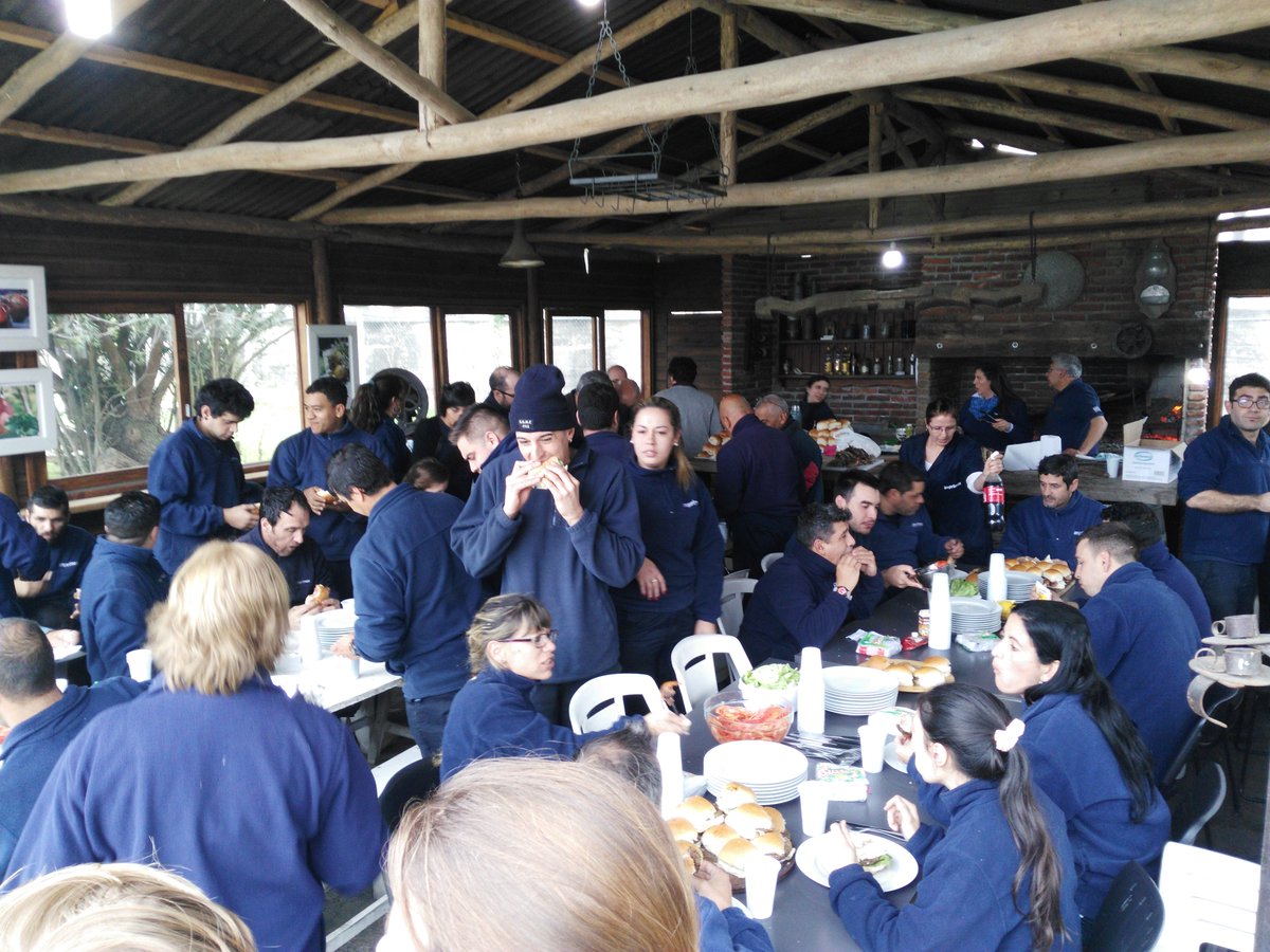 ImprimexUY's tweet photo. A pesar del día gris, en Imprimex celebramos la inauguración de nuestra nueva línea de corrugado, y la Copa de Plata @teletonuruguay que obtuvo nuestro equipo de fútbol femenino. ¡Un aplauso para el asador! https://t.co/jTT3Sjc6QH