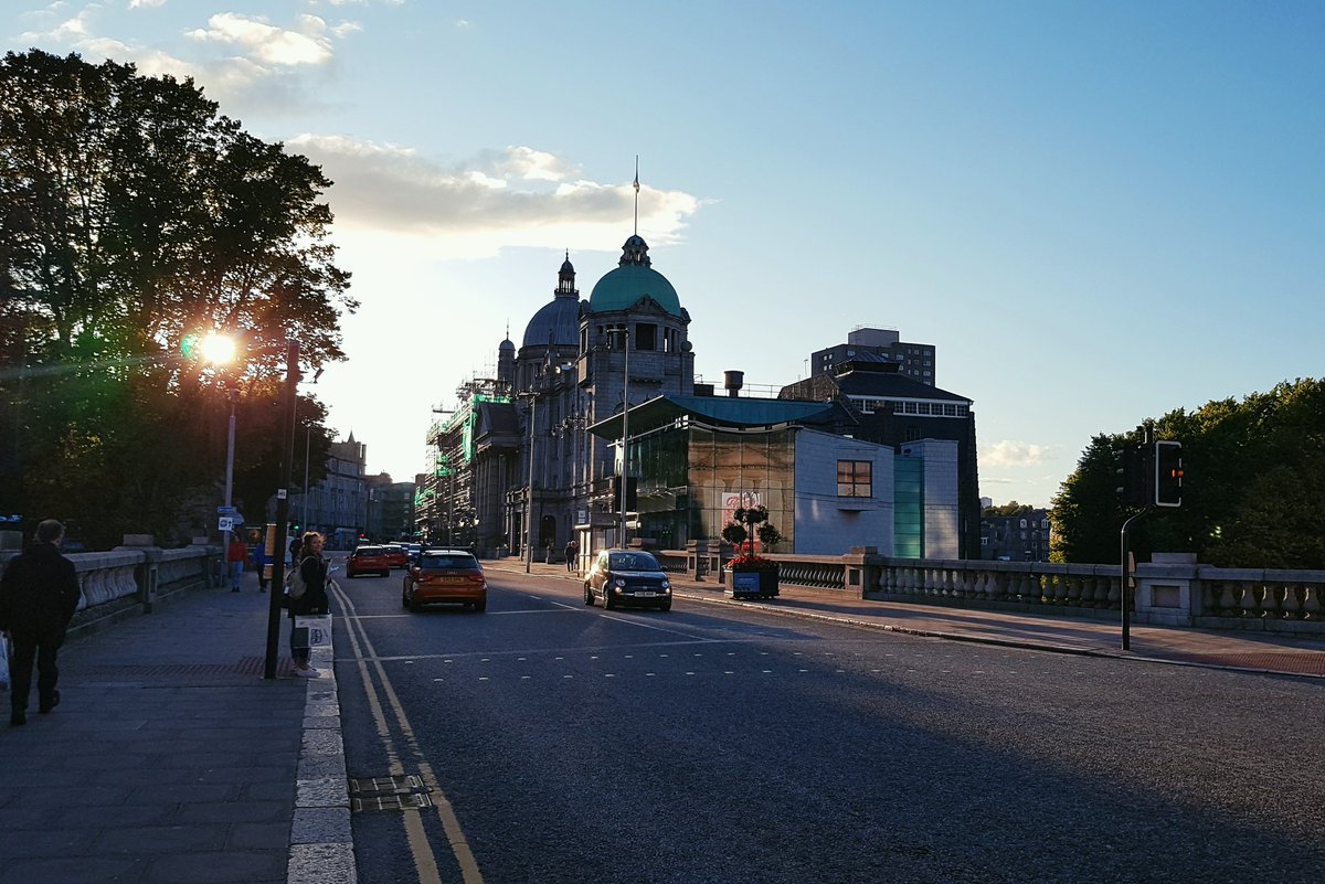 watchmesee's tweet photo. 4 things that won me over in #Aberdeen today: my #NEOS2018 artist studio visit, all the street art, the quaintness or Balgownie and the vegan food! Oh, and 5: the sunset! #OnlyInABDN #beautifulABDN #visitABDN #BeTheFestival #scotland #travel https://t.co/kqmeGRIkyV