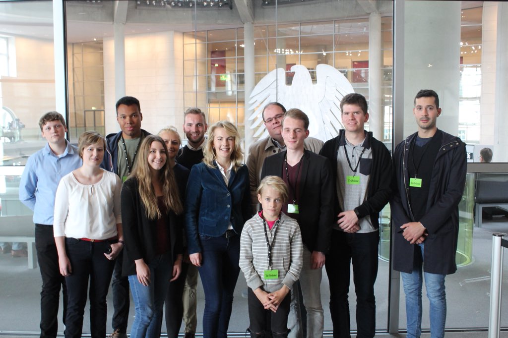 JuLiBrandenburg's tweet photo. Heute waren wir im politischen Berlin und haben unsere Bundestagsabgeordnete @LindaTeuteberg besucht. Vielen Dank für die interessanten Einblicke und den schönen Tag.☺️ https://t.co/eYcFEhyhIZ