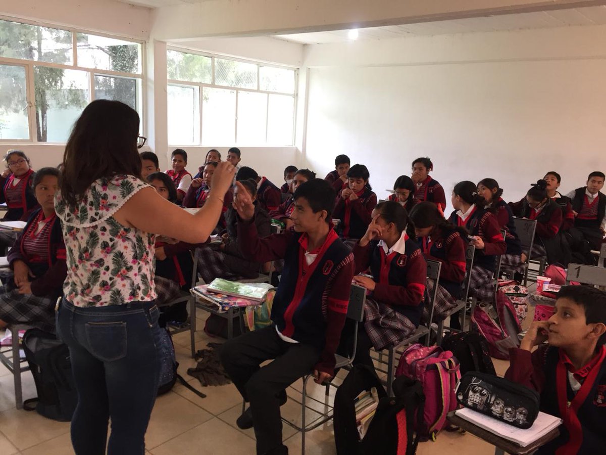 imjuci's tweet photo. Entrega de tarjetas de descuento "Fuerza Jóven" en escuela secundaria 136 símbolos patrios. Colonia Ejidos del Socorro.

#SoyImjuci https://t.co/6LAehQMUXc
