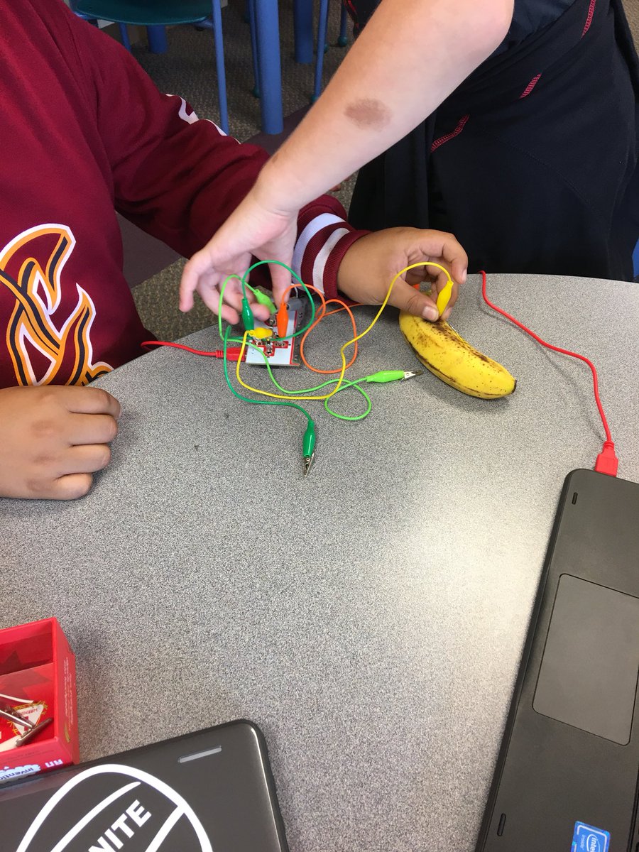 MrsN_PLSD's tweet photo. Maker space fun in the media center today. @PickHarmonKids #plsdmiddle https://t.co/ffrkYG0nrJ
