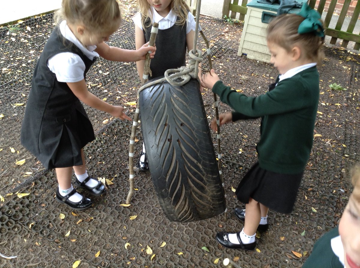 YsgolHiraddug's tweet photo. Making and using our measuring sticks. https://t.co/TiE2yPRVDR