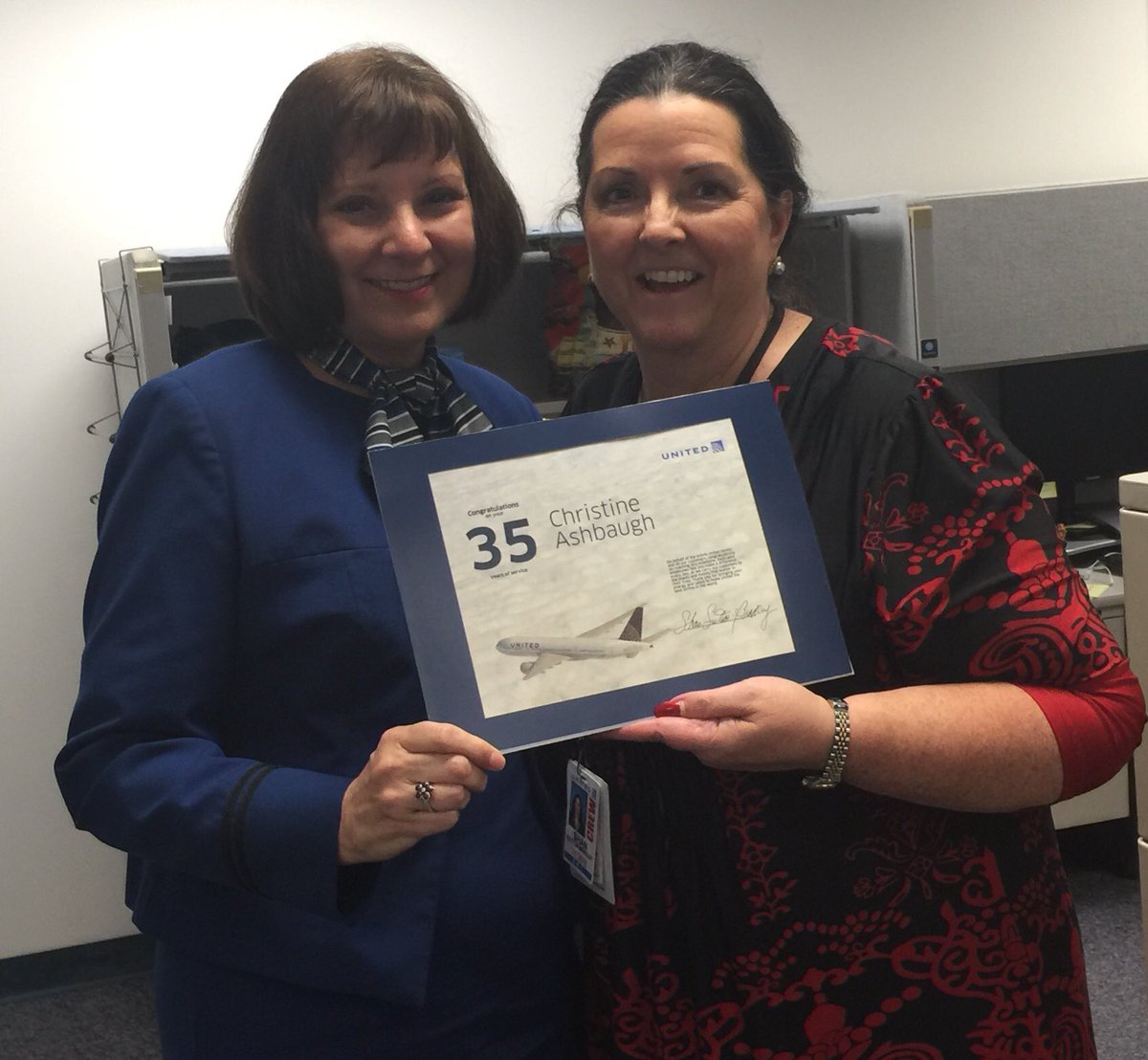 texasmartins's tweet photo. Anniversary in the house! Congrats Chris Ashbaugh on 35 years🎂🎉🎈🎁@united @weareunited @crystalhIAH #BeingUnited #UAIFSbaseIAH #UAIFSRecruiting https://t.co/KNYfgrnfnd