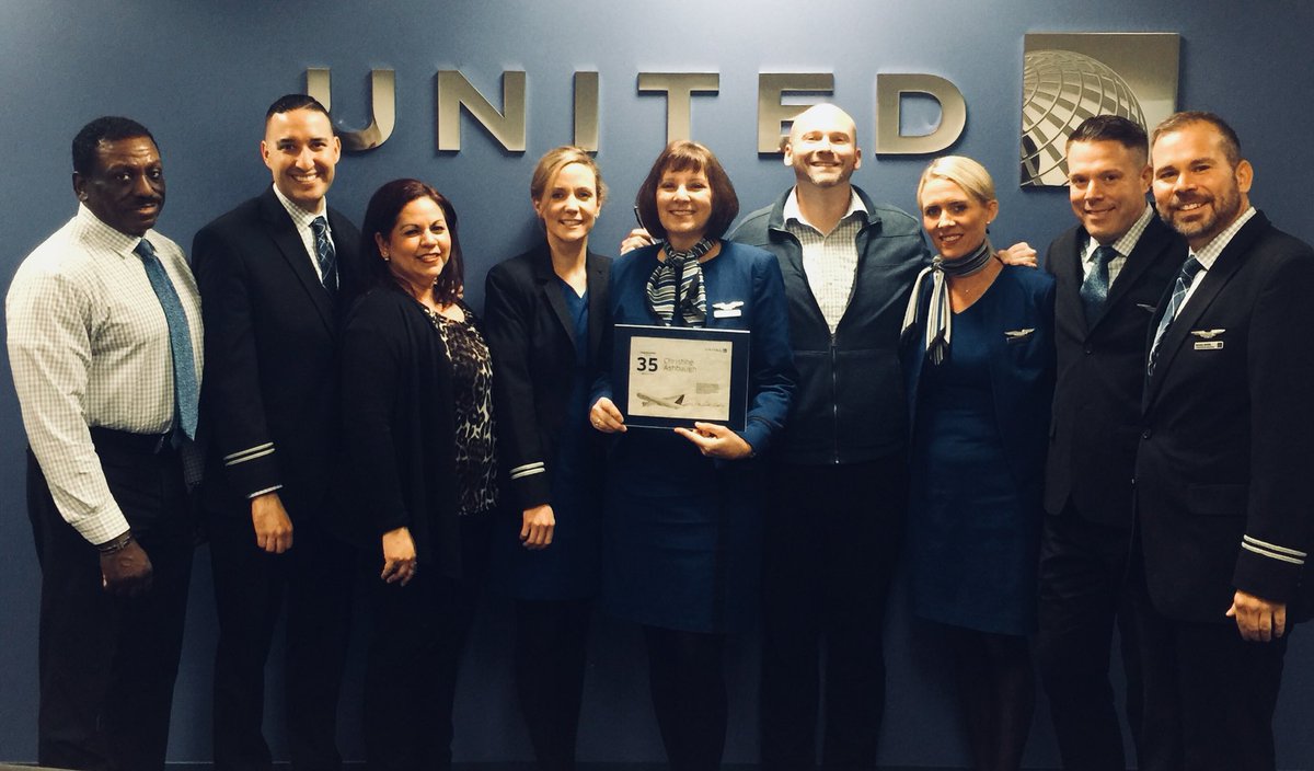texasmartins's tweet photo. Anniversary in the house! Congrats Chris Ashbaugh on 35 years🎂🎉🎈🎁@united @weareunited @crystalhIAH #BeingUnited #UAIFSbaseIAH #UAIFSRecruiting https://t.co/KNYfgrnfnd