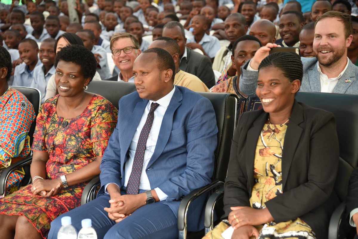 Rwanda_Sports's tweet photo. Abashyisti bitabiriye iki gikorwa cyo gusoza #LiteracyWeek2018 harimo Umuyobozi wa @Bureradistrict, Umuyobozi muri @RwandaNorth , uwa @NCCRwanda  uwa @Rwandacademy, @Rwandapolice mu  @BureraDistrict @JohnNtigengwa Umunyamabanga Uhoraho muri @MINISPOC niwe wari Umushyitsi mukuru https://t.co/qvWA4nVfKF
