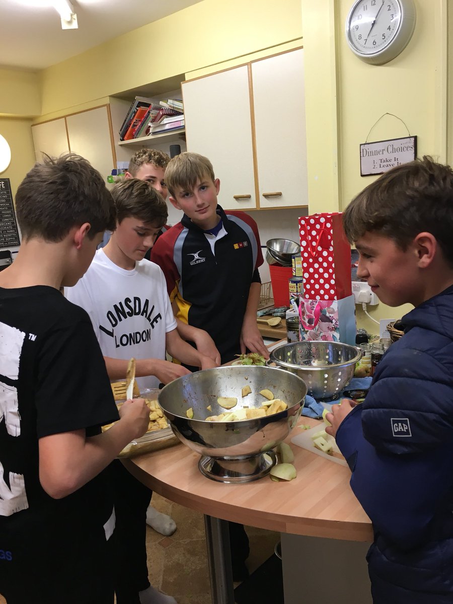 LWC_Summerfield's tweet photo. A great Apple Appreciation Evening in Summerfield House. Hosted by our new third form ๐๐๐๐๐ผ#LWCsummerfield #LWCfridaynights #LWCboarding https://t.co/dymL9eaEMT