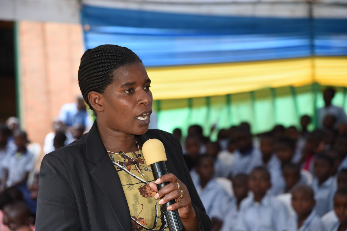 Rwanda_Sports's tweet photo. #LiteracyWeek2018 #UWAMBAJEMARIYAFlorence yavuze ko Mu karere ka ayoboye bafite gahunda yo kongera ibyumba by’amashuri ku bufatanye na @Rwanda_Edu  ariko bikajyana no kongera umubare w’amasomero kugira ngo abanyeshuri bajye babona ibyo basoma @JohnNtigengwa @NCCRwanda @REBRwanda https://t.co/Asl00YhzYR