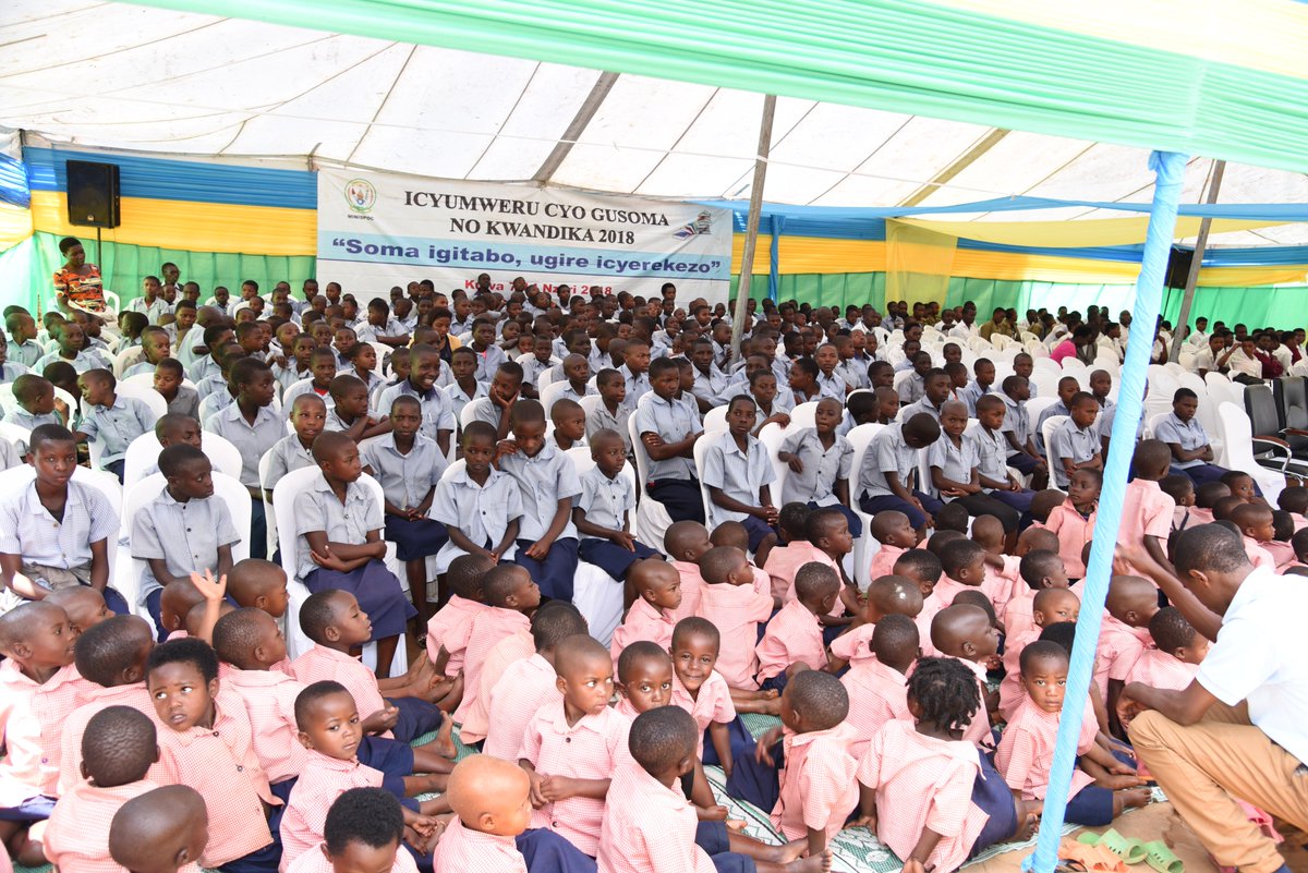 Rwanda_Sports's tweet photo. #LiteracyWeek2018 #UWAMBAJEMARIYAFlorence yavuze ko Mu karere ka ayoboye bafite gahunda yo kongera ibyumba by’amashuri ku bufatanye na @Rwanda_Edu  ariko bikajyana no kongera umubare w’amasomero kugira ngo abanyeshuri bajye babona ibyo basoma @JohnNtigengwa @NCCRwanda @REBRwanda https://t.co/Asl00YhzYR