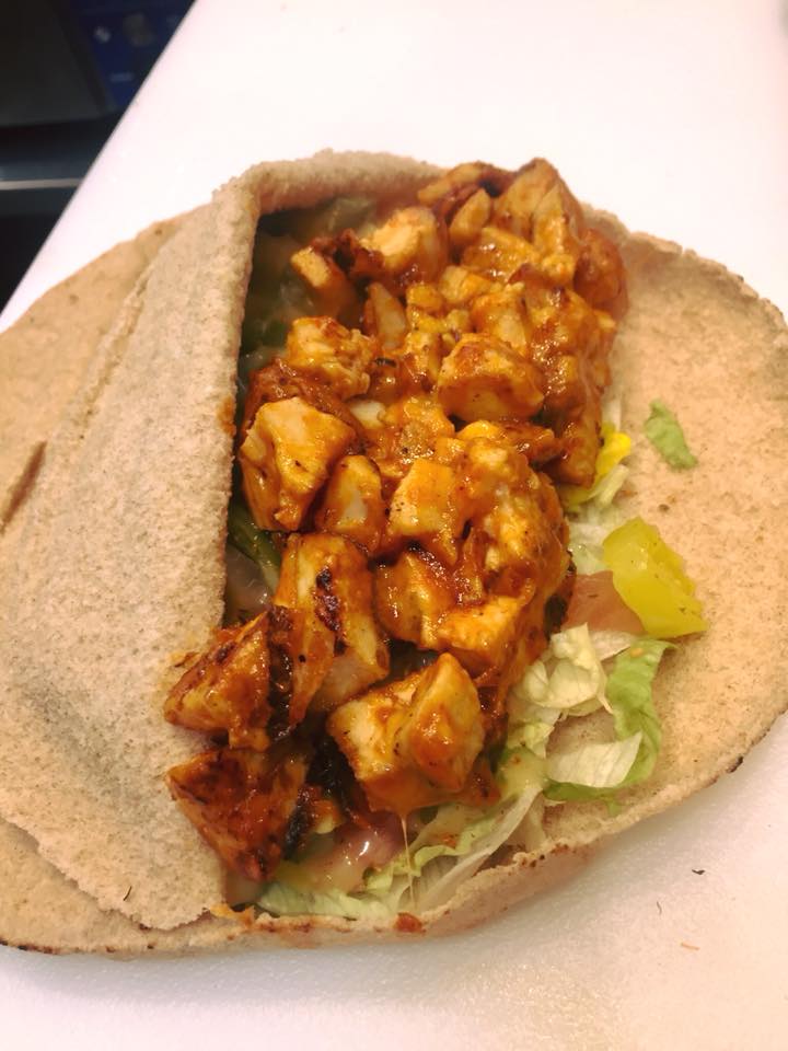 GarciaRinaldi's tweet photo. Para los amantes al pique 🔥 ¡¡SRIRACHA CHICKEN!!🔥 
Pechuga de pollo al grill en salsa SRIRACHA con queso cheddar derretido, lechuga, tomate, banana peppers, jalapeños, aderezo de honey mustard y bayou cajún seasoning solo en PITA PIT Viejo San Juan!  🌶️🌶️🌶️🌶️ https://t.co/wz5mMlSDDB