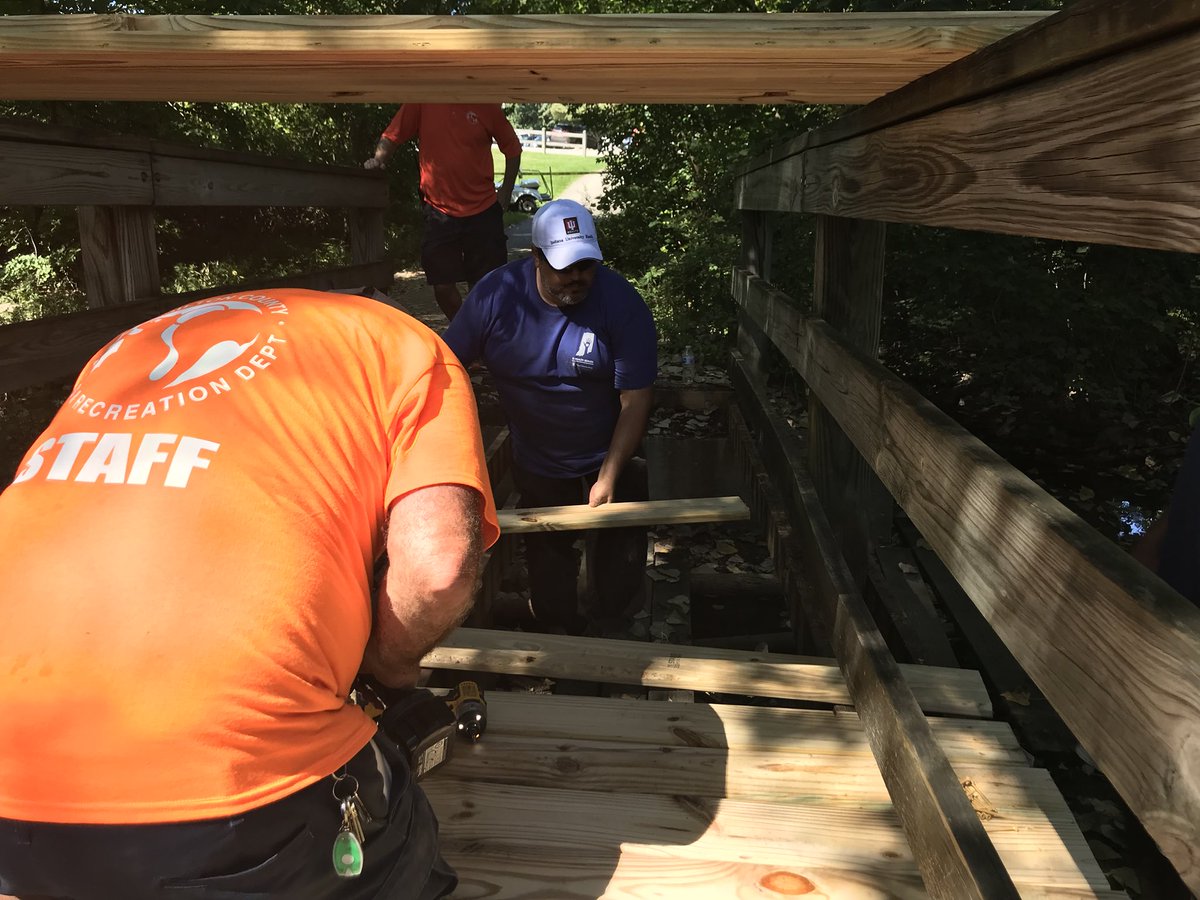 JBColeRN's tweet image. Love can build a bridge! 🎶 #DaysOfService @IU_HealthNorth @IU_HealthSaxony Team members volunteering their time to improve our community!