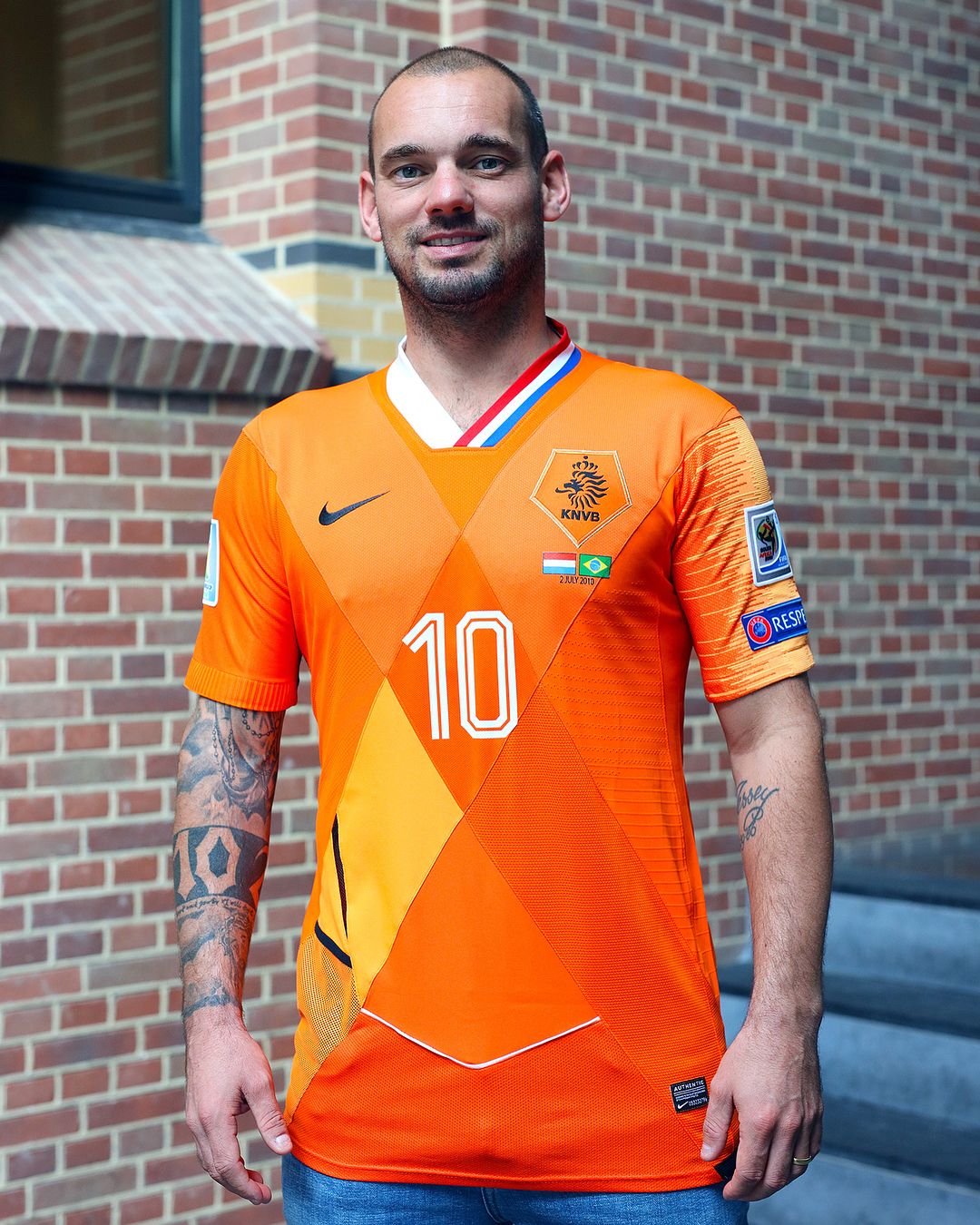 Mundo da Bola on X: Após se aposentar da seleção holandesa, o meia  Sneijder ganhou uma camisa feita com pedaços de todos os uniformes que ele  vestiu pela Holanda.  / X