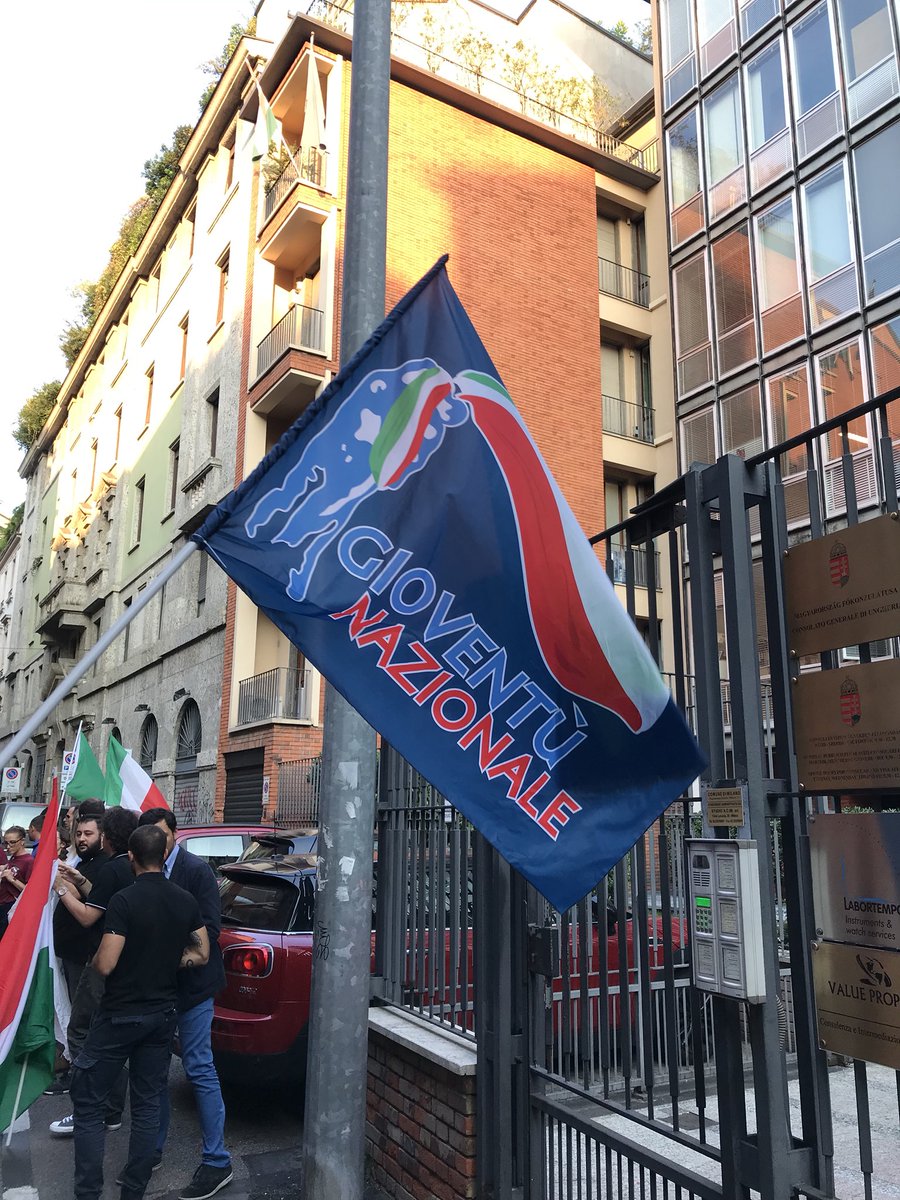 GN_Milano's tweet photo. Questa sera flash-mob di Gioventù Nazionale davanti al Consolato d'#Ungheria a #Milano per esprimere la nostra vicinanza ai #Fratelli ungheresi, contro le vergognose #sanzioni approvate questa settimana dal #Parlamento #Europeo.
A fianco dell’Ungheria e di @Viktor_Orban https://t.co/wVMIdQKog2