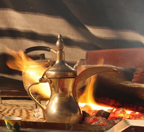أخر الليل .!
هدوء ، و فنجان قهوه، و تفكير لا ينتهي ..!