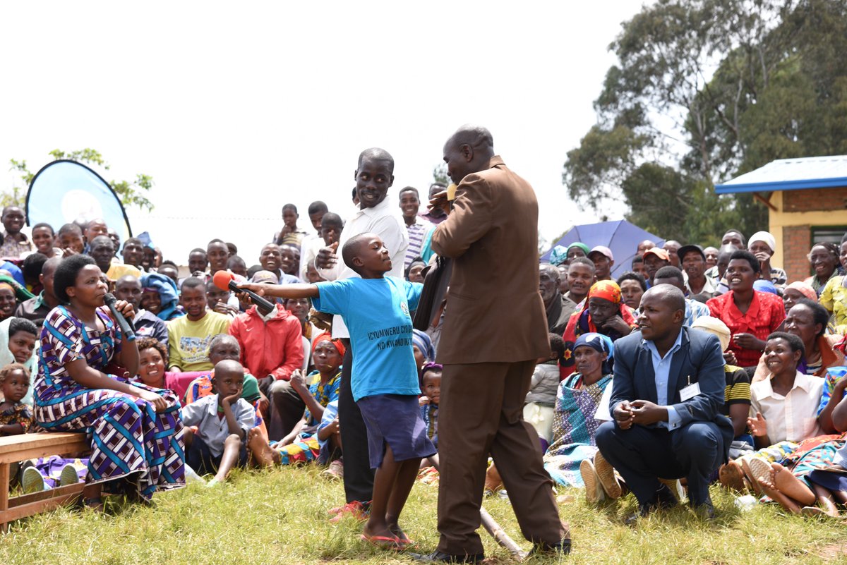 Rwanda_Sports's tweet photo. Abashyitsi bitabiriye gusoza #LiteracyWeek2018 I @BureraDistrict Basusurukijwe n’intore n’ababyinnyi ba Kinyarwanda, Imivugo ndetse n’ikinamico bishishikariza abantu umuco wo gusoma no kwandika @JohnNtigengwa @NCCRwanda @BureraDistrict @RwandaLocalGov @Rwanda_Edu @REBRwanda https://t.co/qTUxYPFWnu