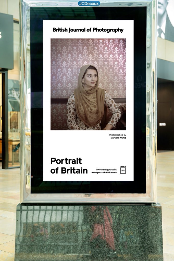 WahidMaryam's tweet photo. Managed to capture my own portrait on the JCDecaux screens in my hometown #birmingham #bullring @1854 #portraitofbritain #bjp #britishjournalofphotography #hoxtonminipress #britian #diaspora #britishpakistani #britishasian #culturediversity #culture https://t.co/dyNlINSIVc