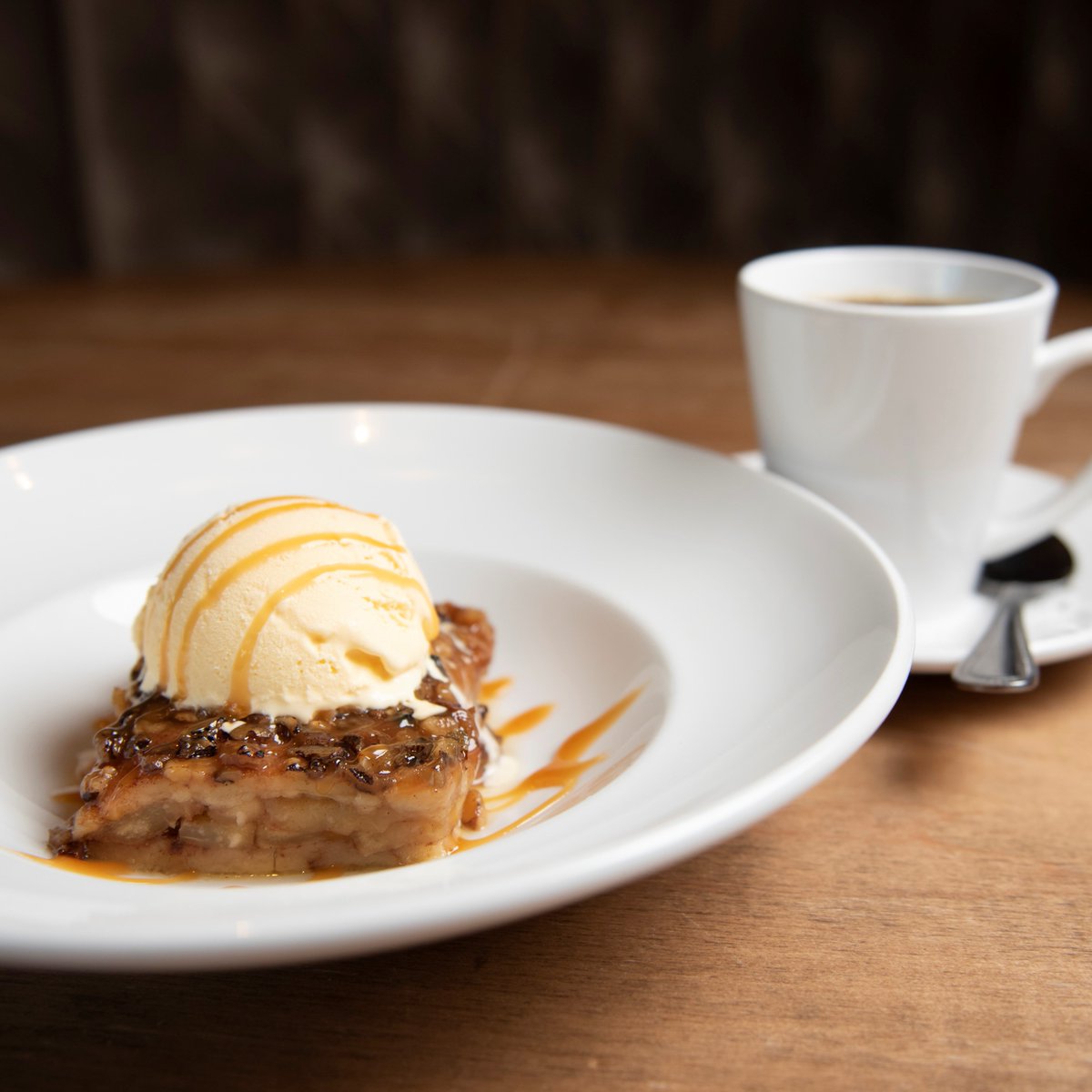 It's #Friday! Treat yo'self with an Apple Cobbler 😍 Need we say more? #fallmenu #dessert #woodntap