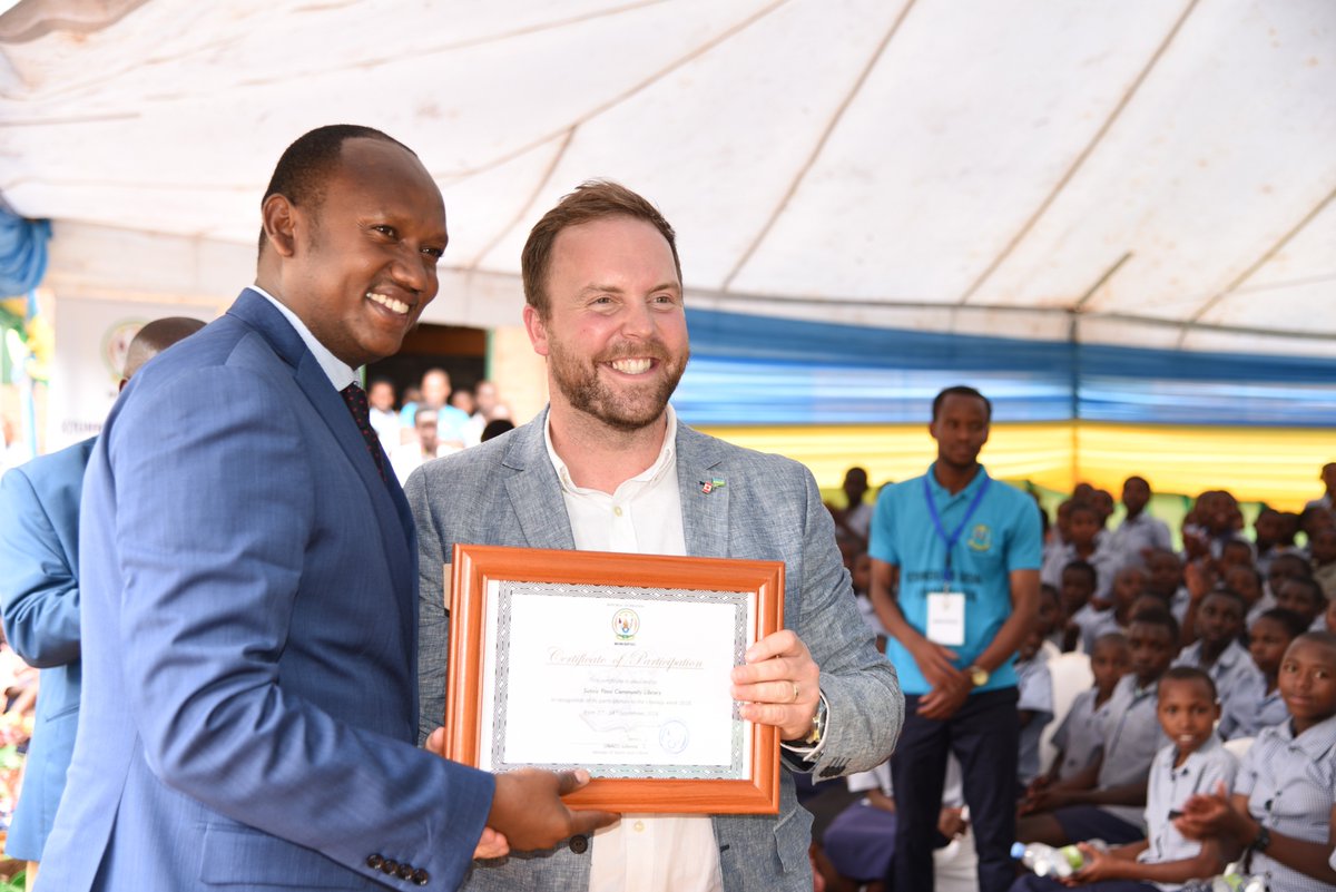 Rwanda_Sports's tweet photo. @MINISPOC yanahembye abayobozi b’ibigo by’amashuri ndetse n’isomero rusange rya #SunzuYacu kuba baragize uruhare mu gutegura #LiteracyWeek2018 no kuba barateguye amarushanwa @JohnNtigengwa @NCCRwanda @BureraDistrict @RwandaLocalGov @Rwanda_Edu @REBRwanda @SCIRwanda @edbakame https://t.co/lY9FFFAF9Q