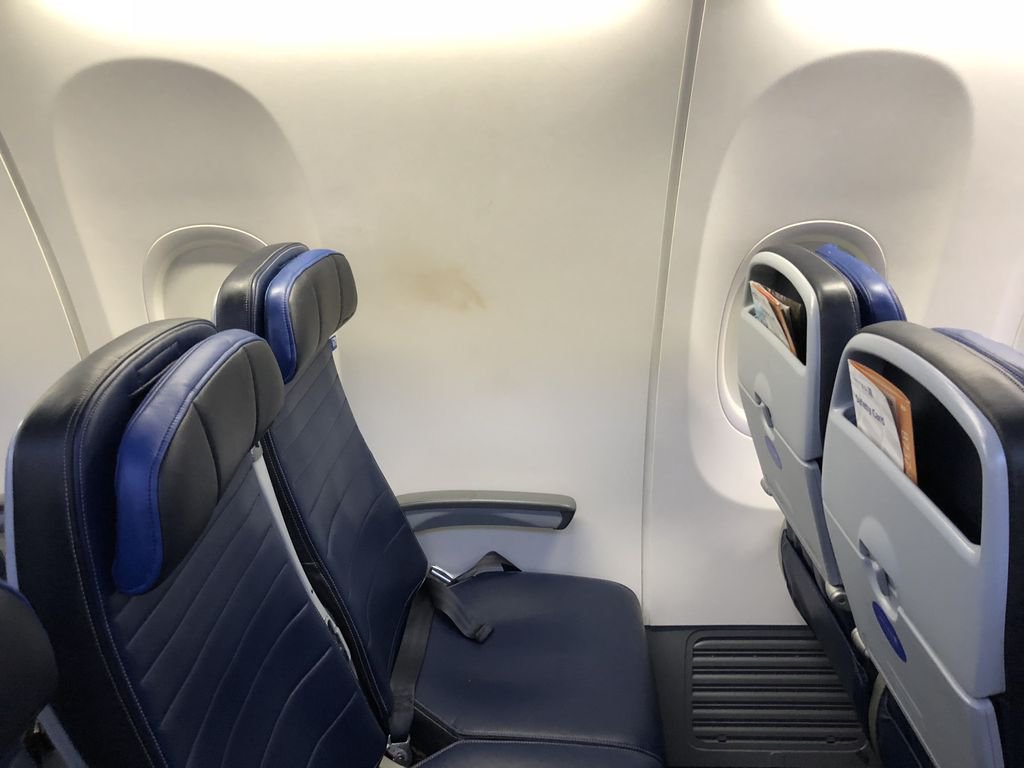 vaskelis's tweet image. #window #nowindow #windowseat #twiceinoneweek #isthatadroolspot @united