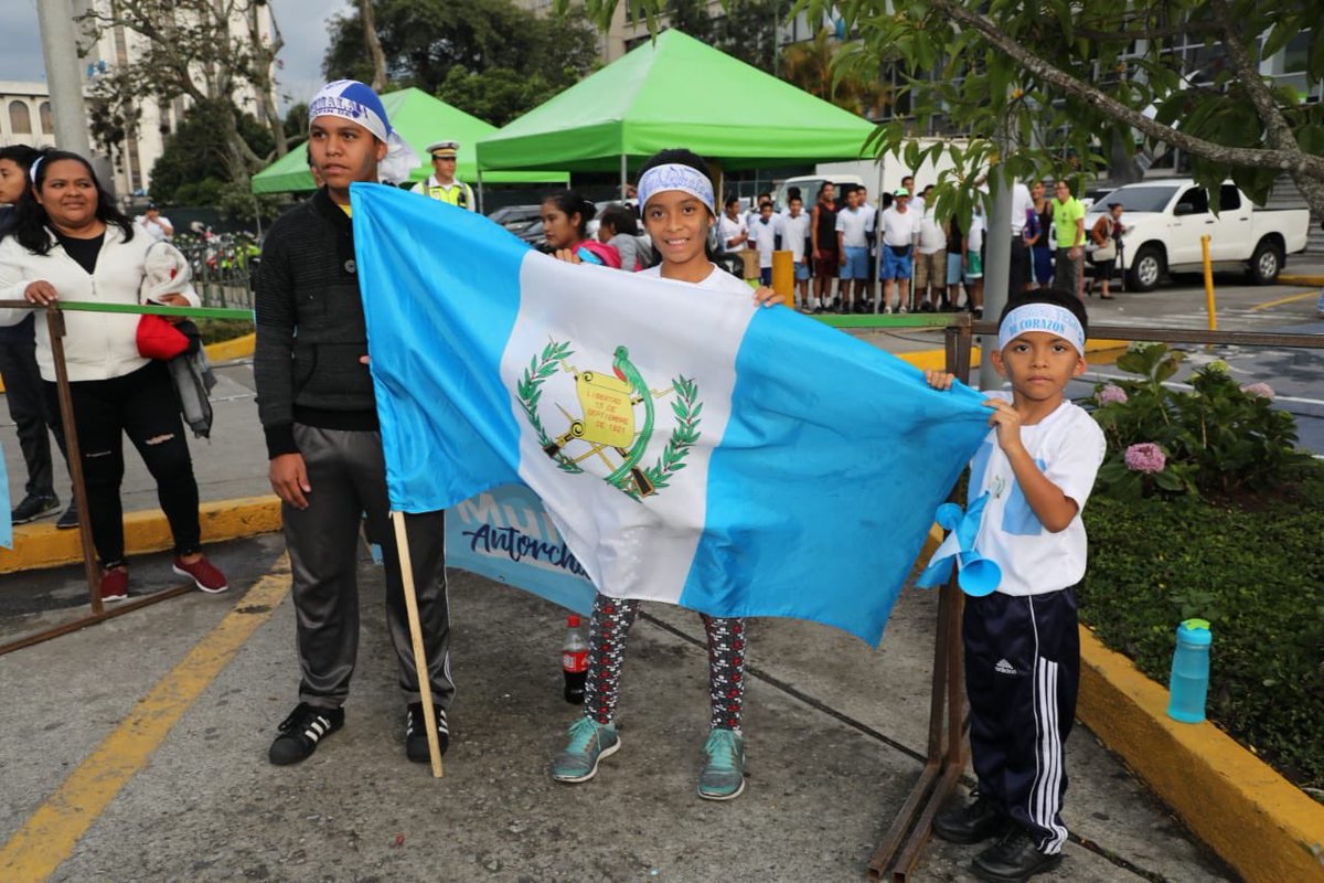 muniguate's tweet image. 🇬🇹 Celebrando a nuestra patria, niños, jóvenes y vecinos se reúnen frente al Palacio Municipal. 

#GuatemalaValeLaPena 
#CivismoGT #MuniGuate