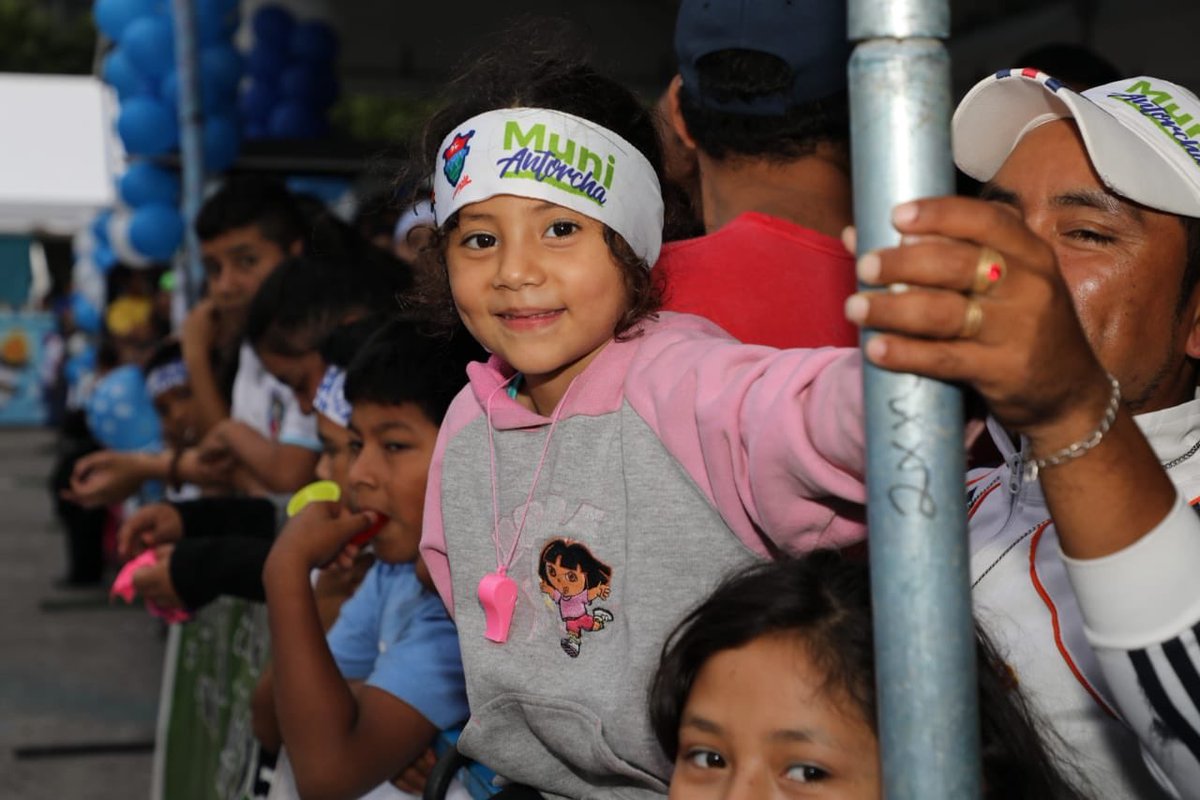 muniguate's tweet image. 🇬🇹 Celebrando a nuestra patria, niños, jóvenes y vecinos se reúnen frente al Palacio Municipal. 

#GuatemalaValeLaPena 
#CivismoGT #MuniGuate