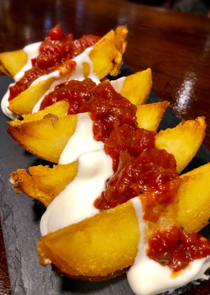 barcanijo's tweet photo. Patatas Bravas XXL 😱 con salsa de tomate y picante y crema agria 🤤 #barcanijo #algodonales #tapas #bravas #patatasbravas #spicedpotatoes #salsadetomatecasera https://t.co/l3DRklc1L0