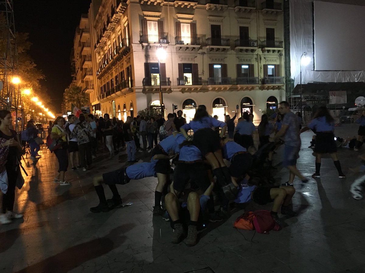Bellia68's tweet photo. A Palermo stanotte le strade sono piene di tantissimi giovani #PapaBoys. Si respira un clima festoso di gioia e di attesa. Tutti pronti ad abbracciare Papa Francesco 😁@Pontifex_it https://t.co/wPz4fEHAGM