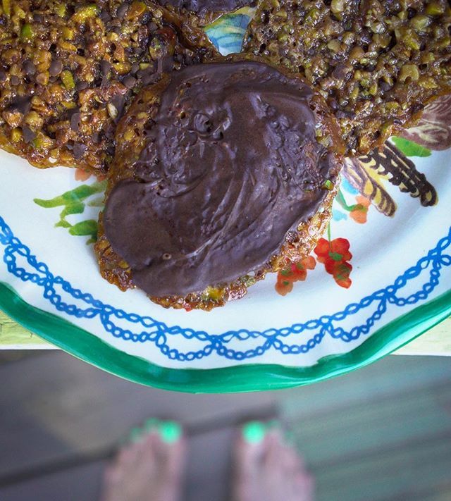 qkatie's tweet photo. Chocolate+caramel+nuts make for the most ridiculously simple treat in these Florentines — 20 minutes to make start to finish. Made them from @chocolatetours’ recipe from the #BakeForSyria cookbook, which ingeniously incorporates pomegranate molasses in t… https://t.co/n1Ab782MEi https://t.co/MuWkp5YOkB