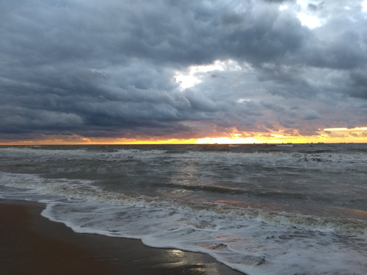Genoten van een dagje aan het strand met een vriendin, heerlijk gewandeld en de dag afgesloten met een mooie zonsondergang. #genieten #bijbuurten #Katwijk #blotevoetjesinhetzand