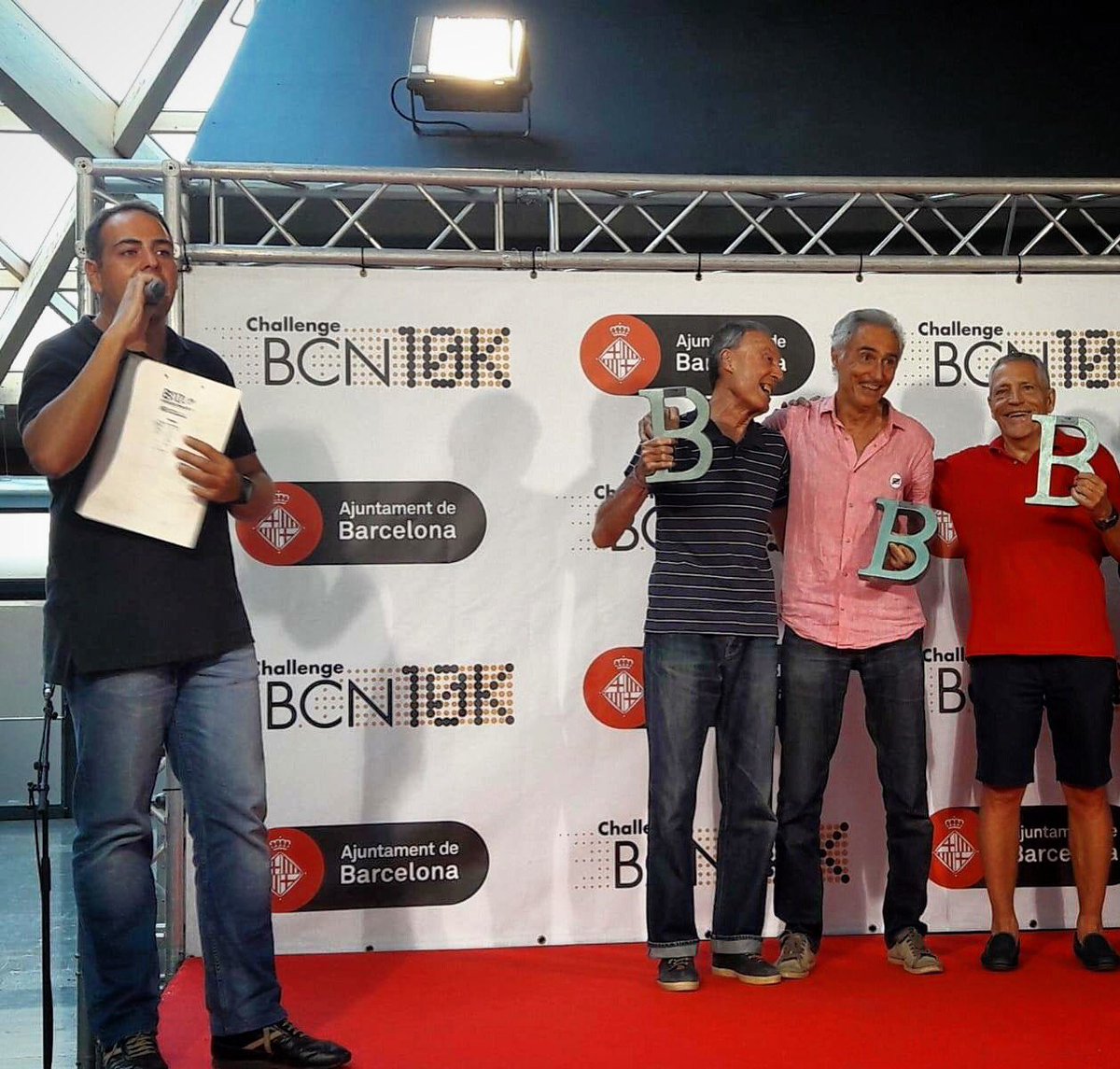 amontenegro79's tweet photo. Presentando la entrega de premios de la #ChallengeBCN10k, reconociendo a los atletas más regulares y los más fieles de la temporada en las carreras de Barcelona ciudad #LligaChip

Y el domingo... os veo en la #CursaMerce?? @BCN_esports https://t.co/N5v53ExwsX