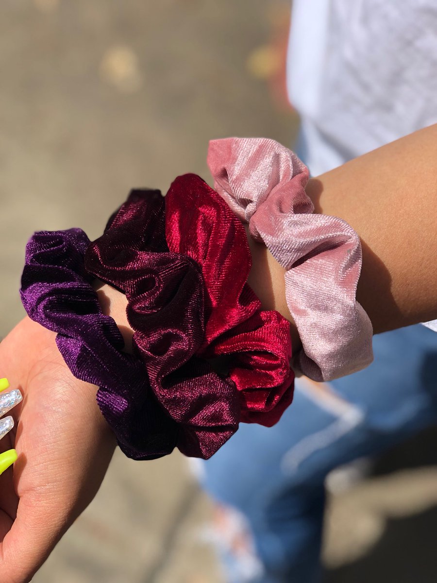 dvhsden's tweet photo. HEY LADIES AND GENTS WE NOW HAVE NEW VELVET SCRUNCHES IN STOCK😍 get your man a du- rag to match you new velvet scrunches👀😏 https://t.co/56uItHEfX7