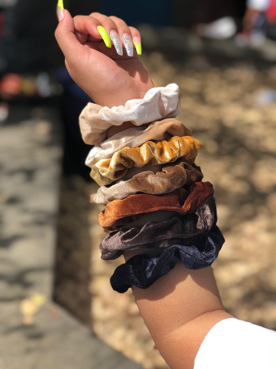 dvhsden's tweet photo. HEY LADIES AND GENTS WE NOW HAVE NEW VELVET SCRUNCHES IN STOCK😍 get your man a du- rag to match you new velvet scrunches👀😏 https://t.co/56uItHEfX7