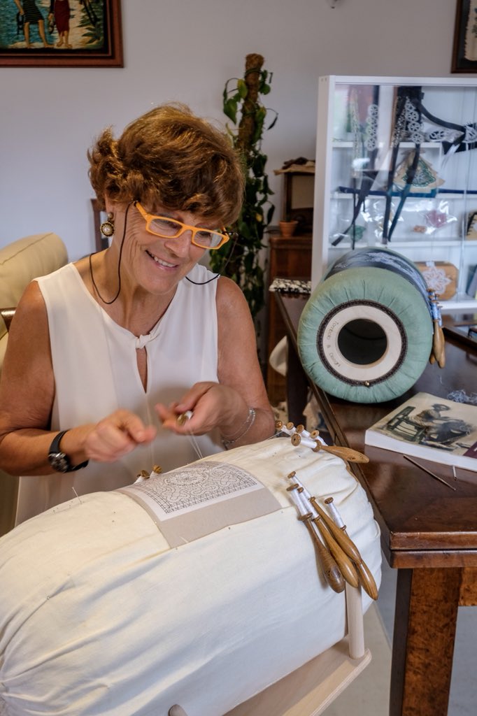 crlmion's tweet photo. #venetians La musica magica dei fuselli di #Pellestrina usati per realizzare i merletti sul “balon”. https://t.co/o7GdZDShzF #arte #creatoadarte #VisitVeneto https://t.co/s4TmfWRlvz