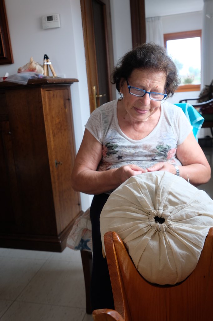 crlmion's tweet photo. #venetians La musica magica dei fuselli di #Pellestrina usati per realizzare i merletti sul “balon”. https://t.co/o7GdZDShzF #arte #creatoadarte #VisitVeneto https://t.co/s4TmfWRlvz
