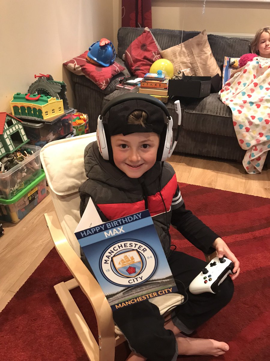 Hulmey75's tweet image. When uncle Andy thinks it's funny to get Maxy a City B'day card 🙈#MUFC_FAMILY #willneverchange #onelove #nicetry #keeptrying #anythingtofillthoseemptyseats