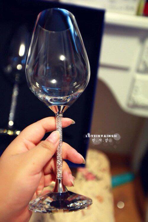 They also posted this picture of Saeun reviewing a wine glass that was given by LoveInVain. A well known Chinese fan that is SUPPORTIVE of his marriage. The reach. The reach! So the narrative soon turned into: "Sungmin cheated all of his fans to push for his marriage"