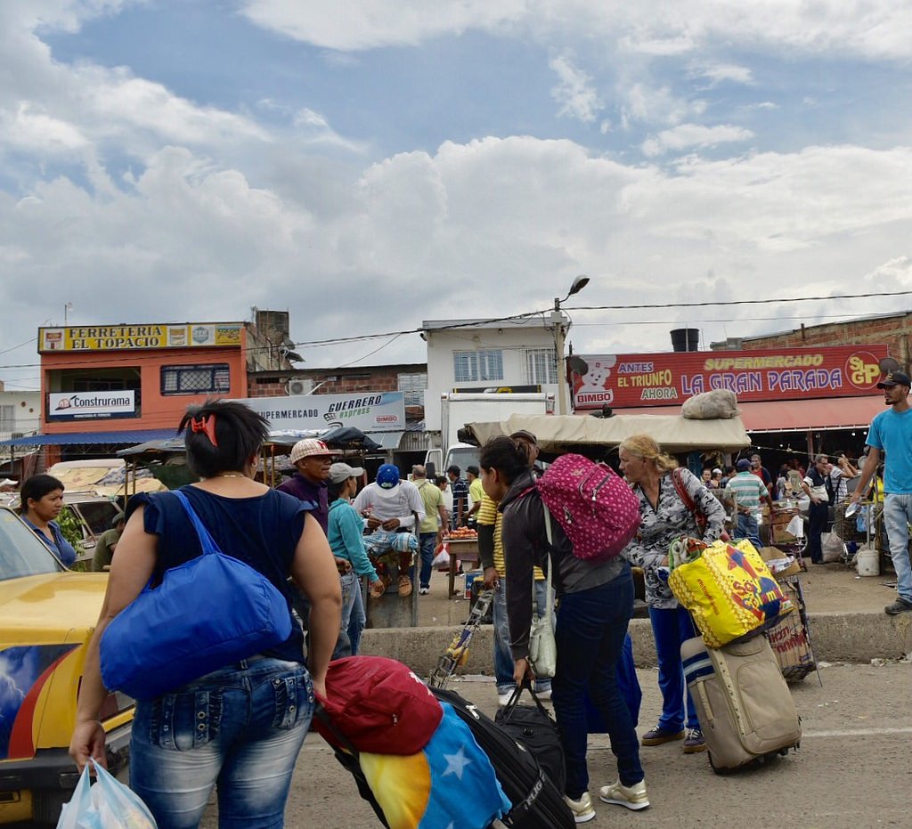 Es desagarrador escuchar los testimonios de venezolanos que claman su libertad en el puente Intl. Simón Bolívar en frontera #Colombia-#Venezuela, conocimos su situación y nos comprometemos a seguir trabajando xa superar la crisis migratoria y que recuperen su libertad #OEAconVzla