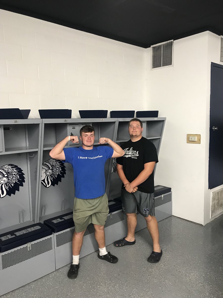 derekhavern1's tweet photo. ITS MOTHA LOVIN GAME DAY G’S ft big guy @GoucherRafe 🤬🤬🏈🏆🤮🤮🤓 #81Showdown #beattheChicks #GoReno https://t.co/UNvFvTnoxp
