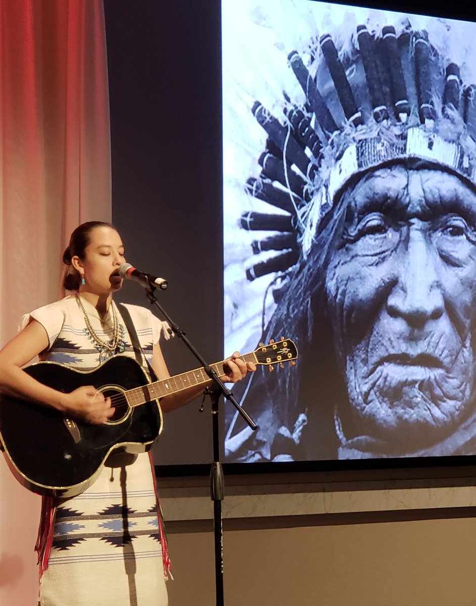 bodyandearth18's tweet image. The talented @LylaJuneLove! #bodyandearth18 #nativewellness