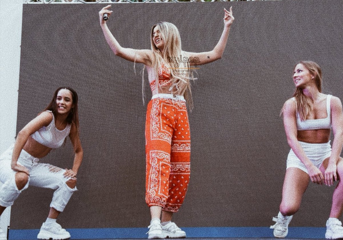 SoftdeClonica's tweet photo. Hice click, y paso esto.🧡
Súper orgullosa de vosotras, de haberos podido conocer por fama y de ver lo que estais arrasando ahora con vuestro talento. Sois increibles💛
@Claudia_FAB18 @MonicaP_FAB18 https://t.co/1Xy0Ra2hHR
