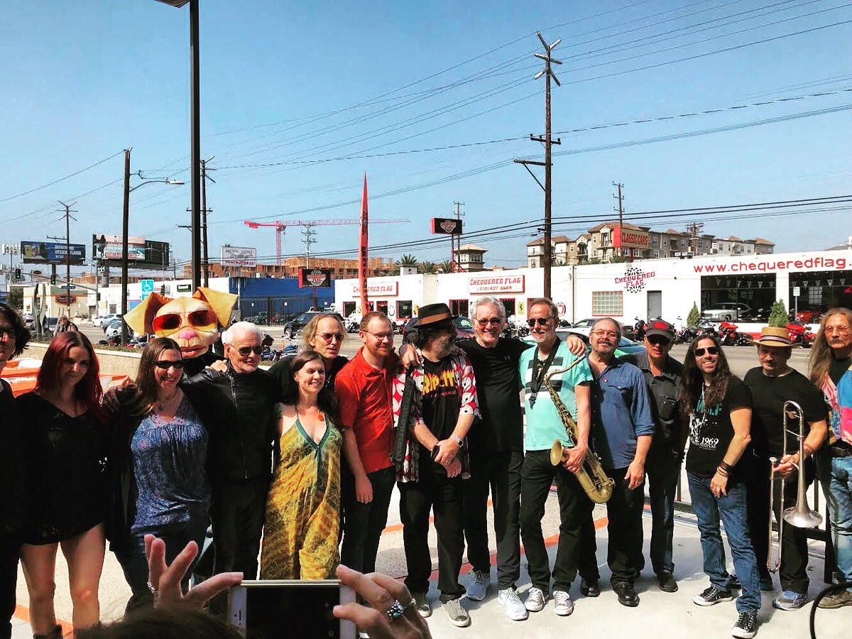 UncleDuanesBand's tweet photo. A huge thank you to everyone who came out to support the #MessengersofRecovery’s  @felicityhousela #Fundraiser! We had an incredible time sharing the stage with friends &amp; fam @MDesbarres, Richard TBear and Root 66, Halina &amp; Lisa from #JerrysMiddleFinger and MR. ZEUS!!! 🙏✌️😎 https://t.co/6shMHJgyVK