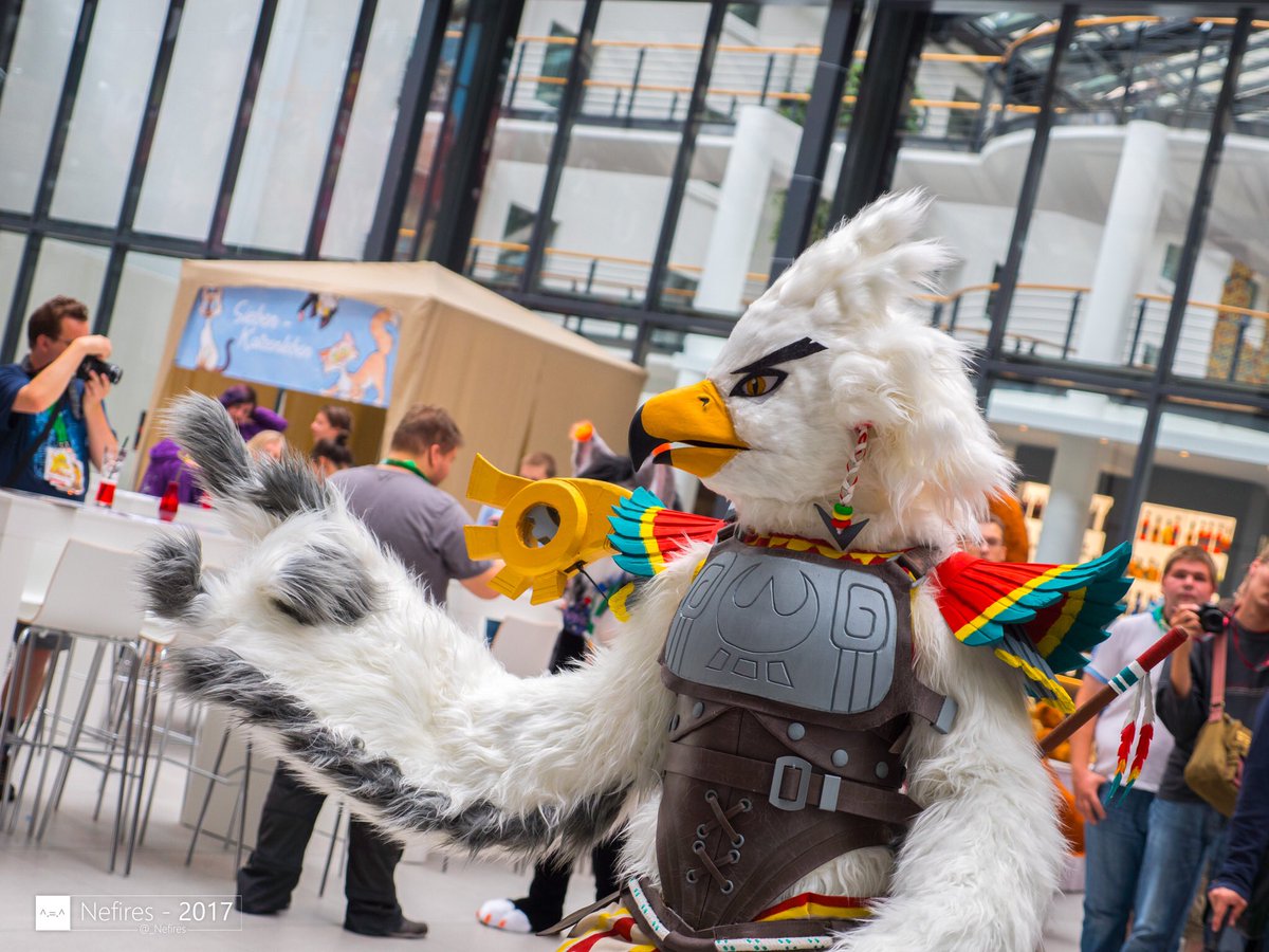 skyhawkcosplay's tweet photo. @spiritpandasuit Yay! You are on the right path. Also here is my solution to the wings of my Teba cosplay. I can pull my bow and have +15 inches at each arm. #TebatheRito https://t.co/ahxyZgKaS9