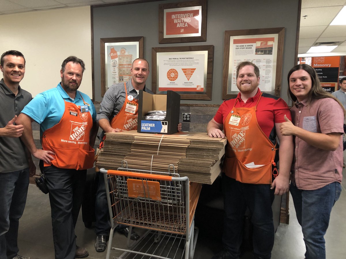 aleksandraamar1's tweet photo. 4416 supporting the firefighters With supplies in my community with water, head lamps, boxes and leather gloves! Thank you Jason an team! @Alvarez2Joe @JeffAyusoTHD @derrisHDE https://t.co/fD5MSOUTMp