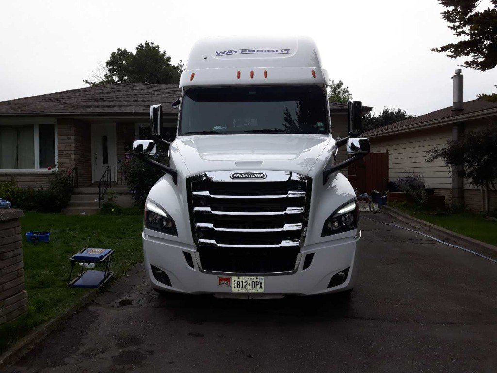 WayfreightTruck's tweet photo. #TGIF Time for the weekend! Nothin' like a shiny rig! Thanks to Wayfreight driver Jim Spittal for the great pics of his truck. Have a great weekend, drivers. Keep'er shiny! #weekend #cleanrig #trucking #truckerlife #seeyaMonday #Wayfreight https://t.co/lTdYPKiB2r