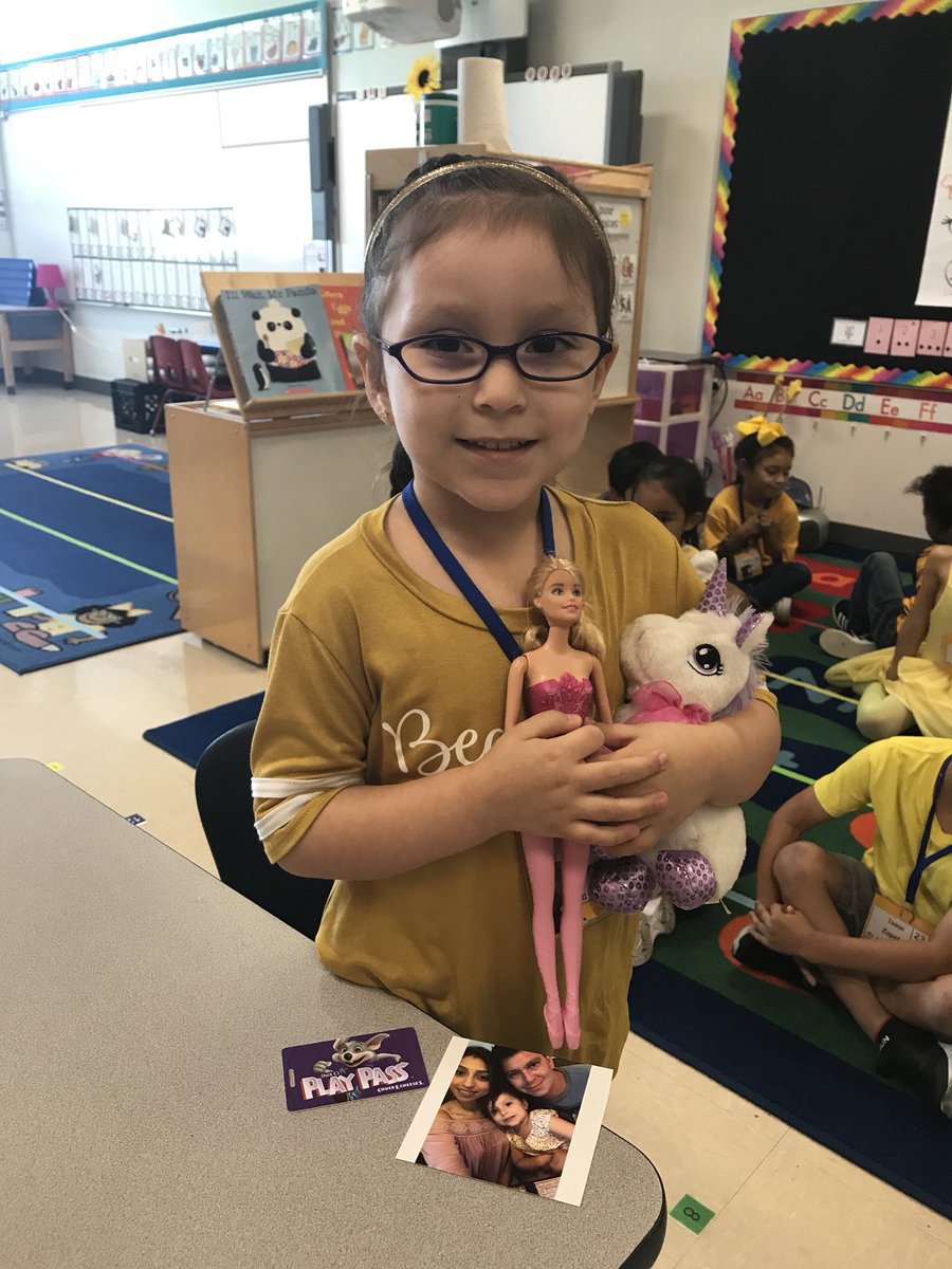 ms_nava1's tweet photo. Sharing our “ALL ABOUT ME BAGS” with friends. I love hearing their perspective on each of their items. @FARIASECC @HISDECH #fariascolorweek #yellow https://t.co/ayTKqtGhVO