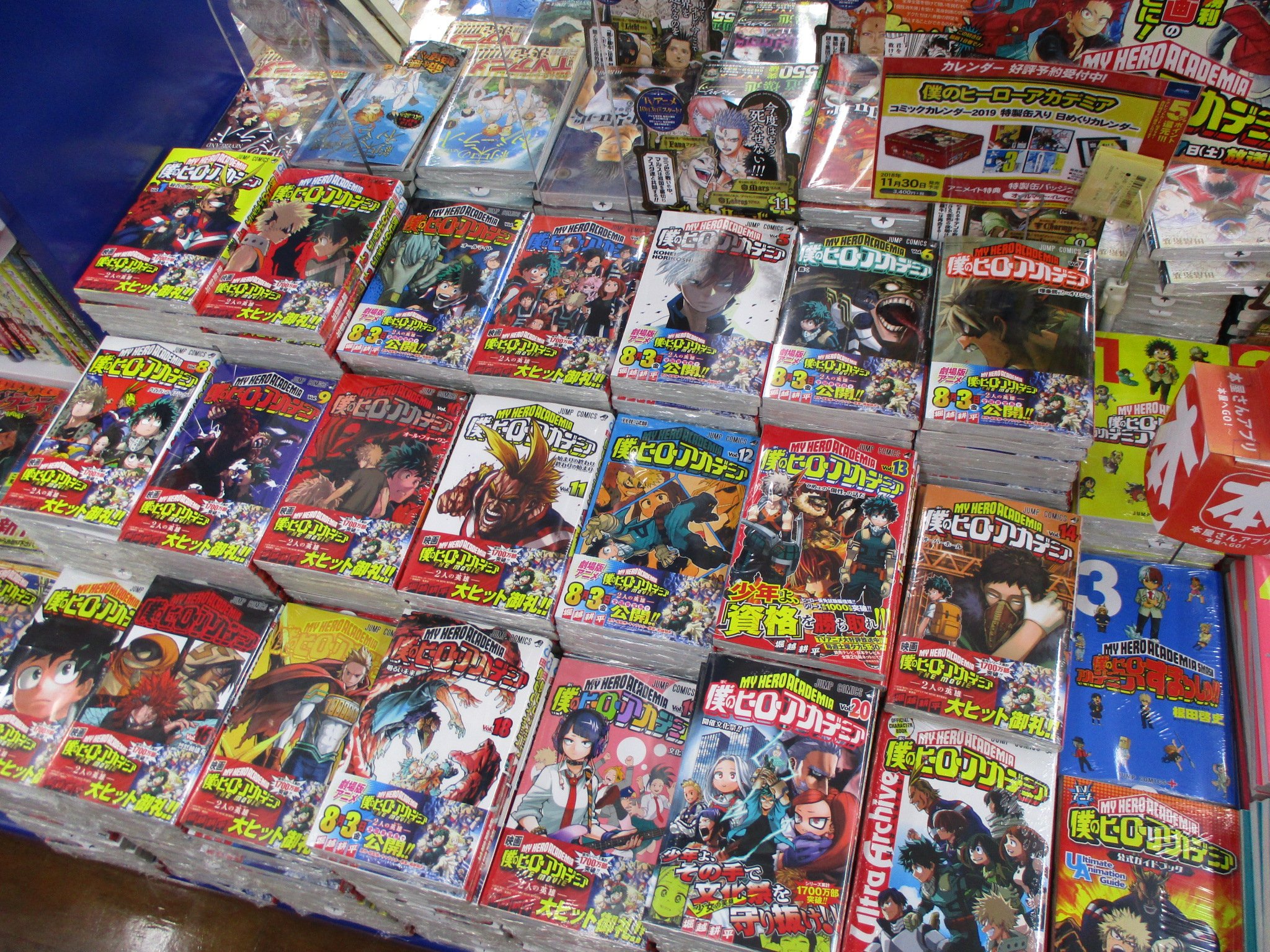 アニメイト池袋本店 書籍再入荷 今なら 僕のヒーローアカデミア 原作コミック全巻揃ってますアニ 品切れていた14巻や18巻 も在庫有りアニ 小説版の1 3に劇場版ノベルスも スピンオフコミックのヴィジランテもぜーんぶ揃ってるアニ 今から