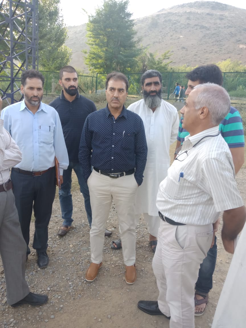 dhpm_jk's tweet photo. Sh. Syed Shahnawaz Ahmad Bukhari, Director #Horticulture #Planning &amp; #Marketing along with his Team members visited to #Fruit &amp; #Vegetable Market at Zazna Ganderbal on his very first day of #assumption the #Charge as Head of the #Department. https://t.co/HDfflzpjaV